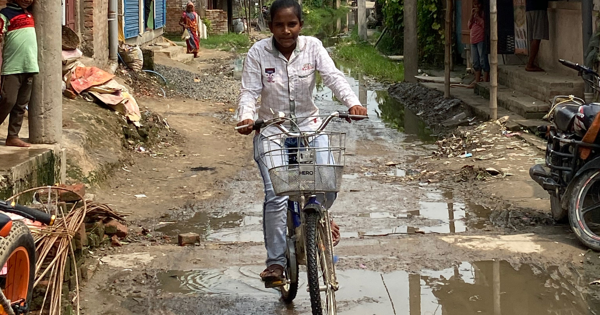Индийская «девочка-велосипедист»: как пандемия изменила жизнь семьи далитов