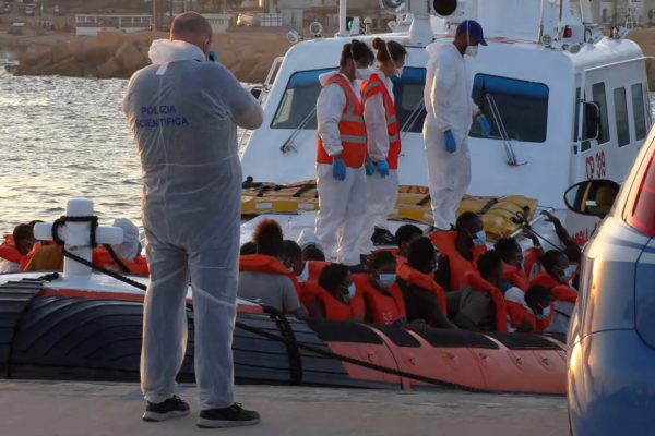 Италия может развернуть корабли и самолеты, чтобы предупредить Тунис о лодках-мигрантах
