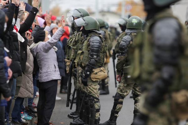 Десятки тысяч человек протестуют в Беларуси, игнорируя предупредительные выстрелы