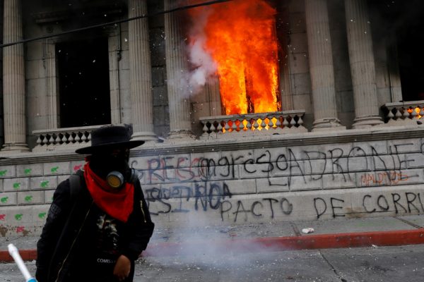 Гватемала приостанавливает ратификацию бюджета после нападения на конгресс