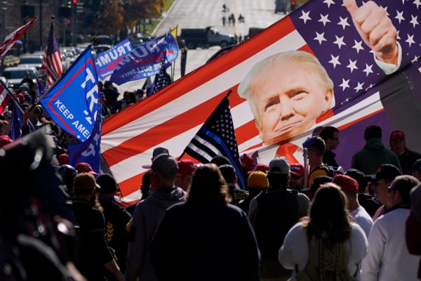 По-прежнему вызывающий, Трамп встречает толпу сторонников в столице США