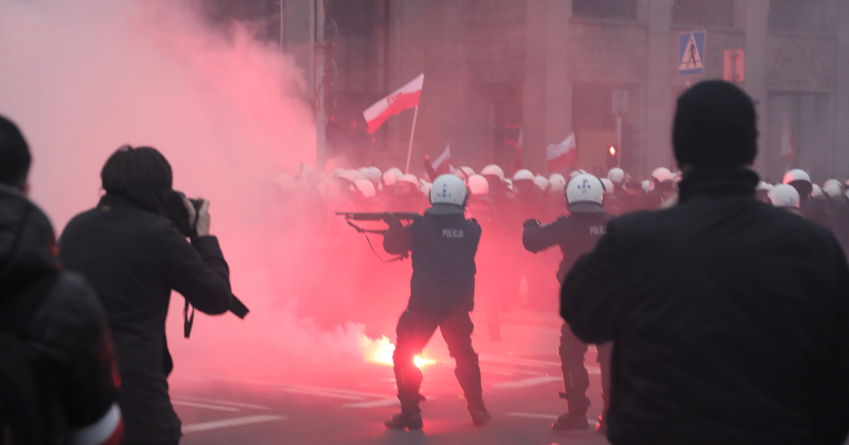 Польша: столкновение ультраправых "хулиганов" с полицией на марше в Варшаве