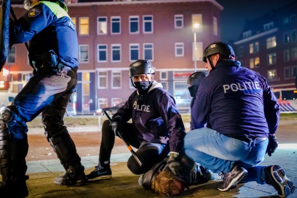 Нидерланды потрясли третью ночь беспорядков из-за комендантского часа COVID