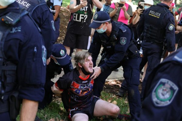 Аресты во время протестов в День Австралии, призывающих к признанию коренного населения