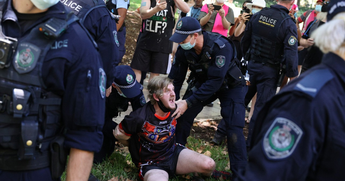 Аресты во время протестов в День Австралии, призывающих к признанию коренного населения
