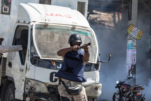 Столкновение полиции Гаити с протестующими: президент нацелен на судей