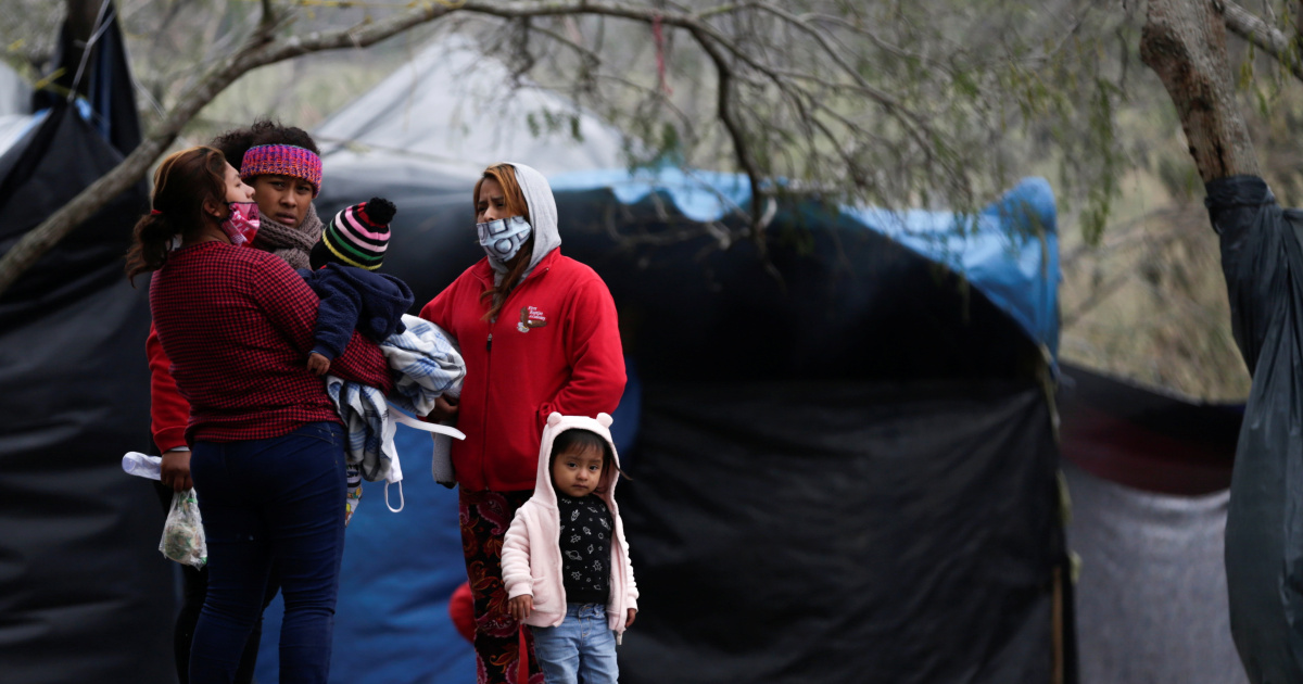 Просители убежища, ожидающие в Мексике, обеспокоены задержками с въездом в США