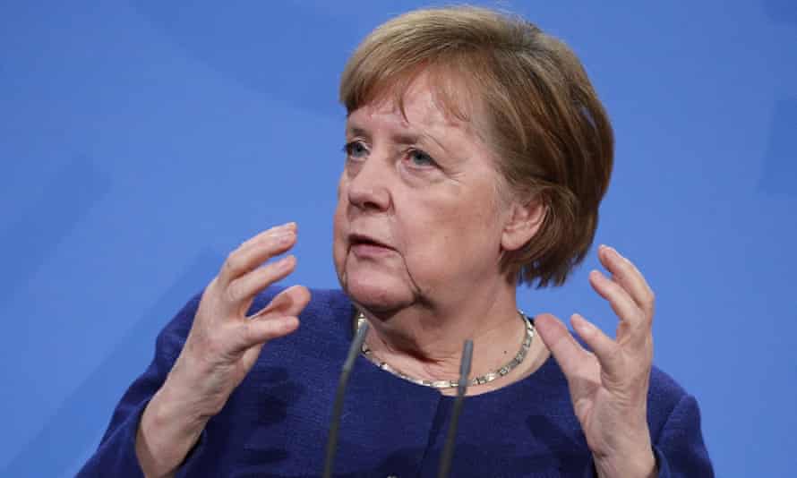 Ангела Меркель жестикулирует обеими руками. 