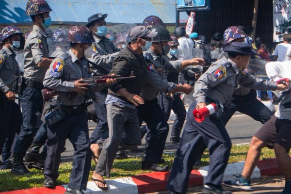 Мьянма находится под давлением в ООН из-за гнева протестов против государственного переворота