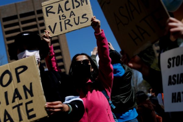 «Остановите ненависть к азиатам»: сотни людей требуют справедливости для жертв в Атланте