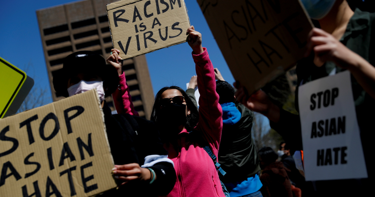 «Остановите ненависть к азиатам»: сотни людей требуют справедливости для жертв в Атланте
