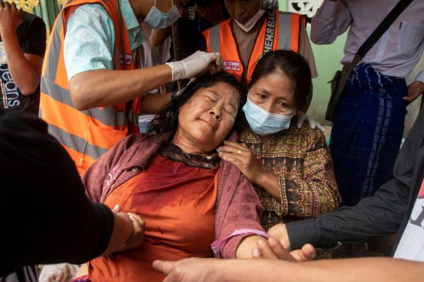 Медики рискуют жизнями, чтобы лечить раненых в протестах против переворота в Мьянме