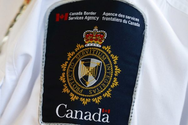 Правозащитные группы призывают Канаду прекратить "оскорбительные" иммиграционные задержания