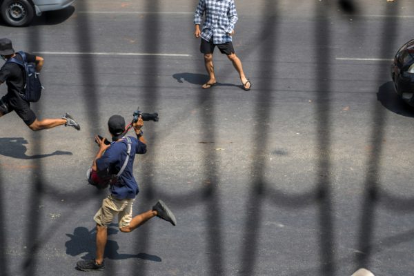 «Я где-то в безопасности»: журналисты скрываются от военных Мьянмы.