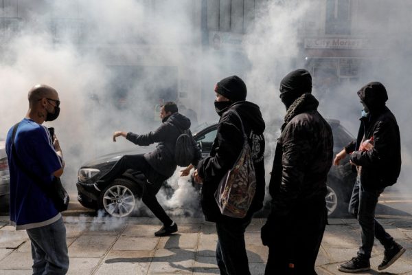 Французская полиция применила слезоточивый газ, когда протест против вакцины перерос в насилие