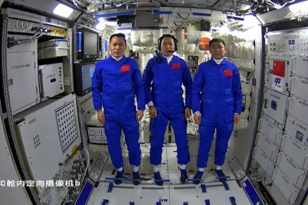 Китайские астронавты вернулись после 90-дневного полета на космическую станцию