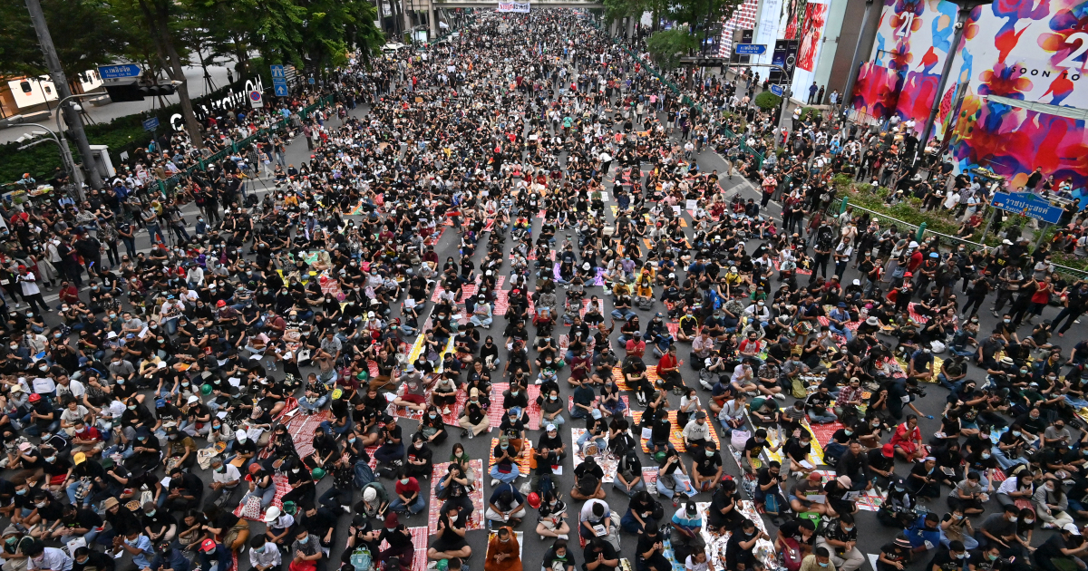 Протестующие собрались в Бангкоке после того, как премьер-министр призвал уйти в отставку