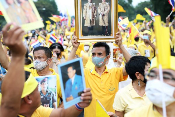 Роялисты Таиланда поддерживают короля