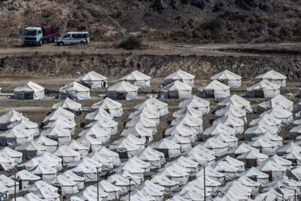 «Мория 2.0»: группы критикуют условия в новом лагере беженцев