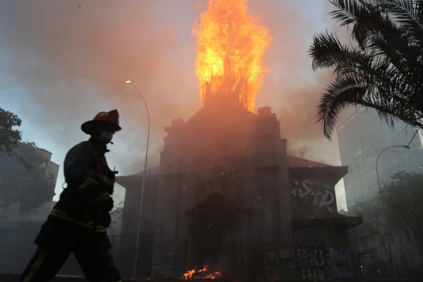 Фото: церкви подожжены, протесты в Чили перерастают в насилие