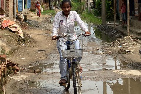 Индийская «девочка-велосипедист»: как пандемия изменила жизнь семьи далитов