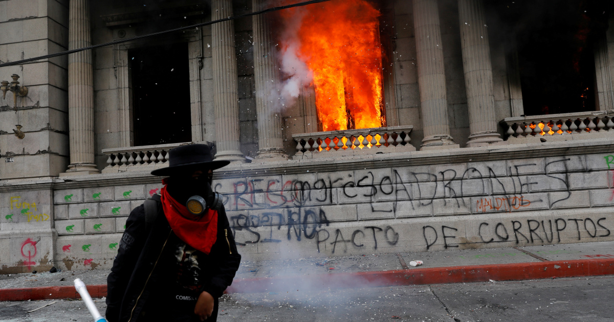 Гватемала приостанавливает ратификацию бюджета после нападения на конгресс
