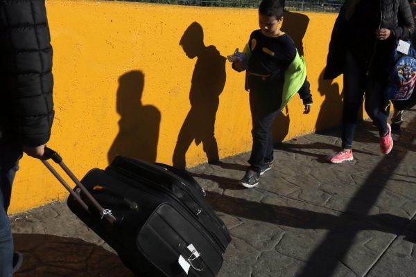 Судья приказывает США прекратить высылку детей, пересекающих границу