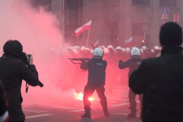 Польша: столкновение ультраправых "хулиганов" с полицией на марше в Варшаве