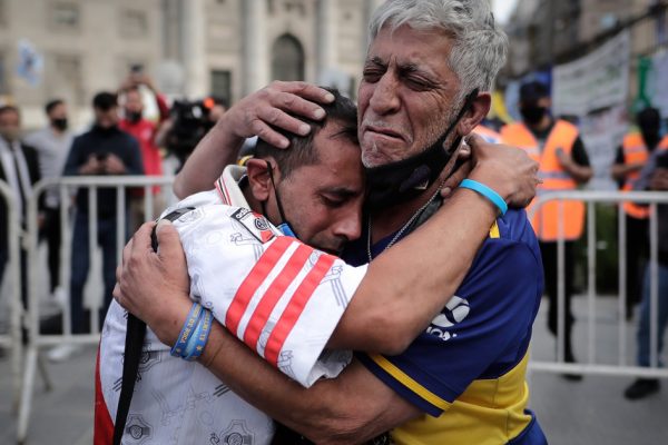«Величайший»: тысячи аргентинцев прощаются с Марадоной