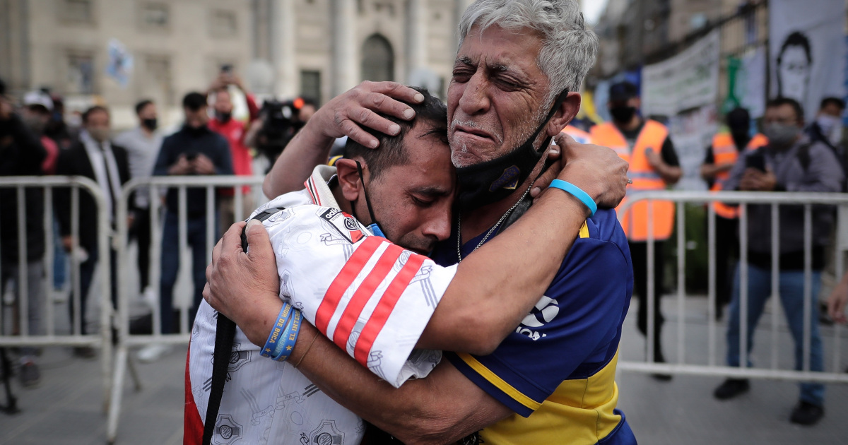 «Величайший»: тысячи аргентинцев прощаются с Марадоной
