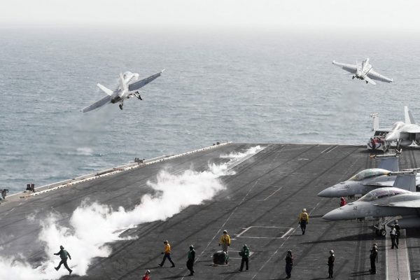 США осуждают "дестабилизирующие" полеты китайских военных в Южно-Китайском море