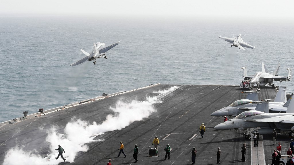 США осуждают "дестабилизирующие" полеты китайских военных в Южно-Китайском море