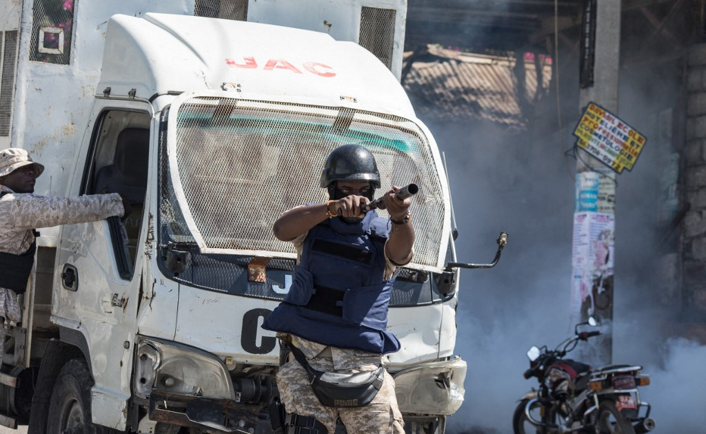 Столкновение полиции Гаити с протестующими: президент нацелен на судей