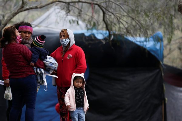 Просители убежища, ожидающие в Мексике, обеспокоены задержками с въездом в США