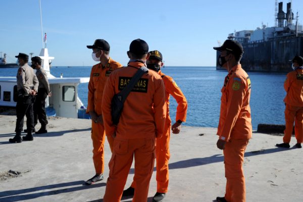 Столкнувшись с "моральным ударом", Индонезия активизирует поиск подводных лодок