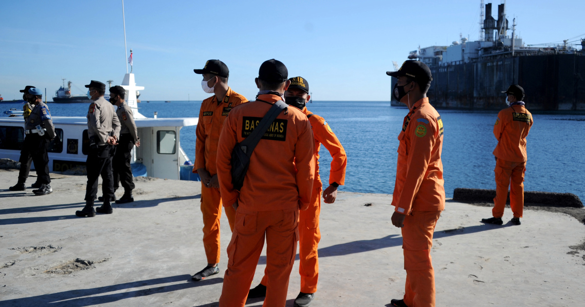 Столкнувшись с "моральным ударом", Индонезия активизирует поиск подводных лодок