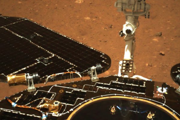 Китайский марсоход отправил первые снимки с поверхности Марса