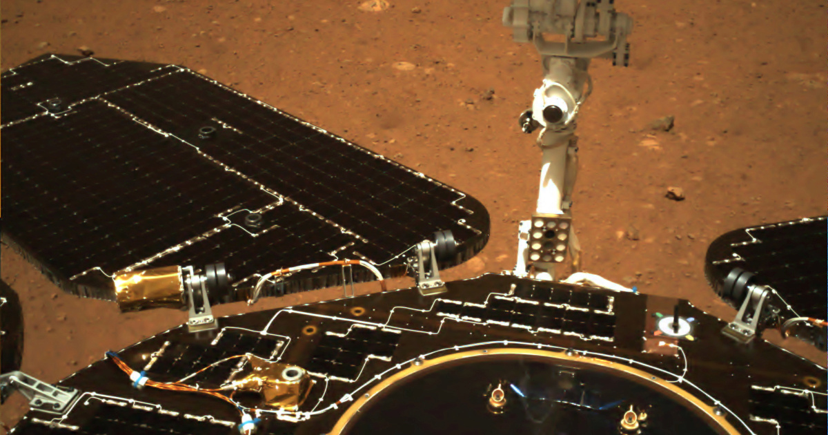 Китайский марсоход отправил первые снимки с поверхности Марса
