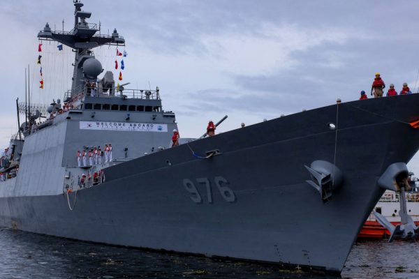Корея планирует переброску боевых кораблей по воздуху после массовой вспышки COVID