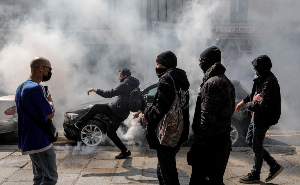 Французская полиция применила слезоточивый газ, когда протест против вакцины перерос в насилие