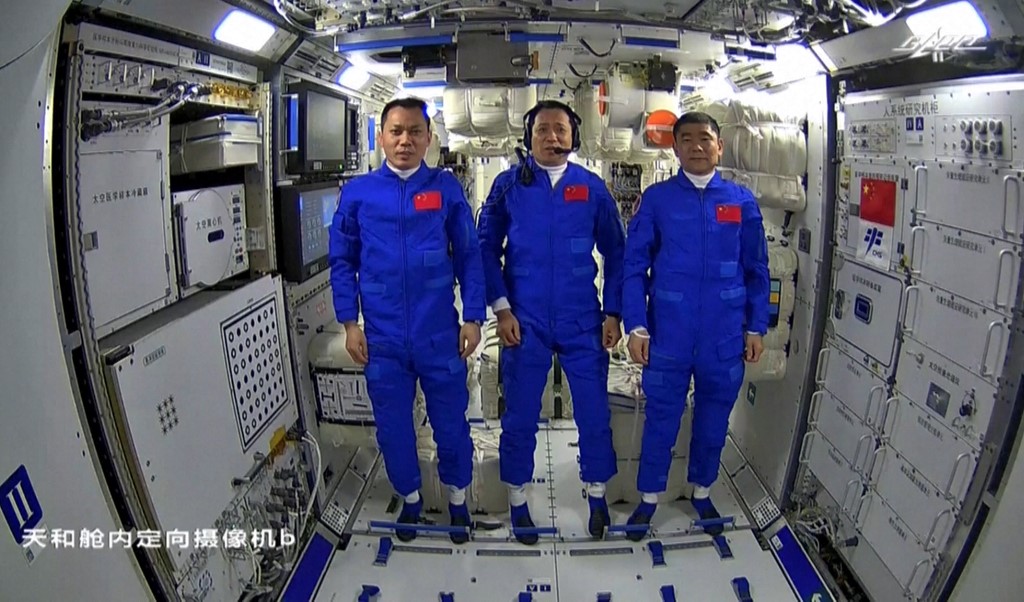 Китайские астронавты вернулись после 90-дневного полета на космическую станцию