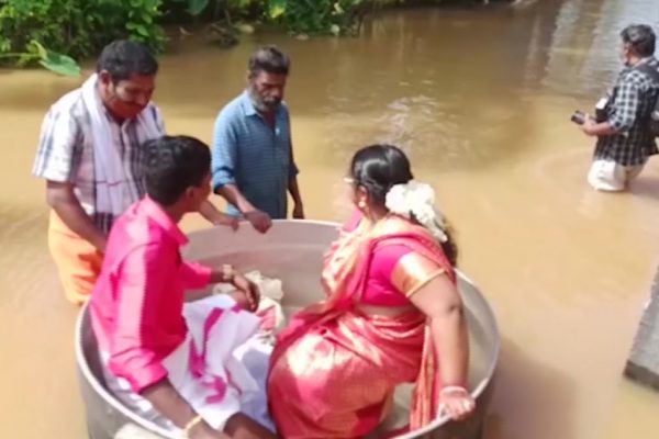 Индия: пара в Керале, пострадавшей от наводнения, плывет на свадьбу в горшочке