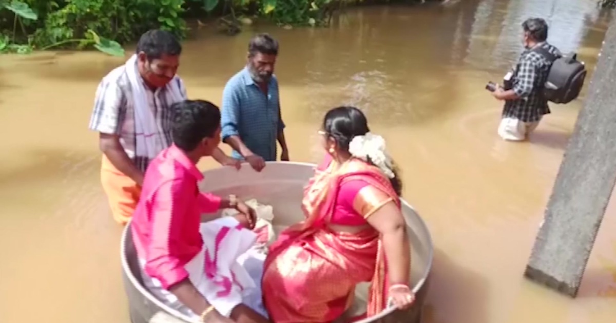 Индия: пара в Керале, пострадавшей от наводнения, плывет на свадьбу в горшочке